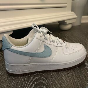 Nike White and Blue Sneakers Classic Low-Top Design